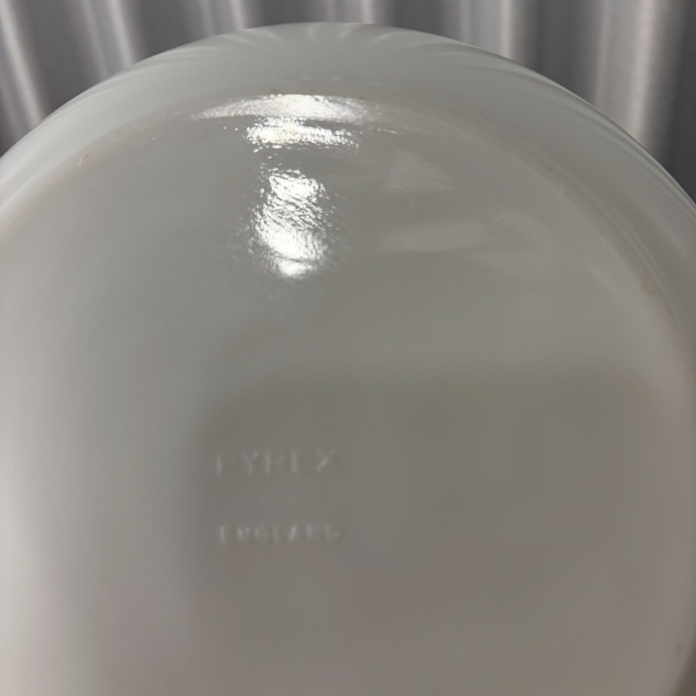 PYREX casserole dish with Blue Iris Pattern. - Picture 4 of 4